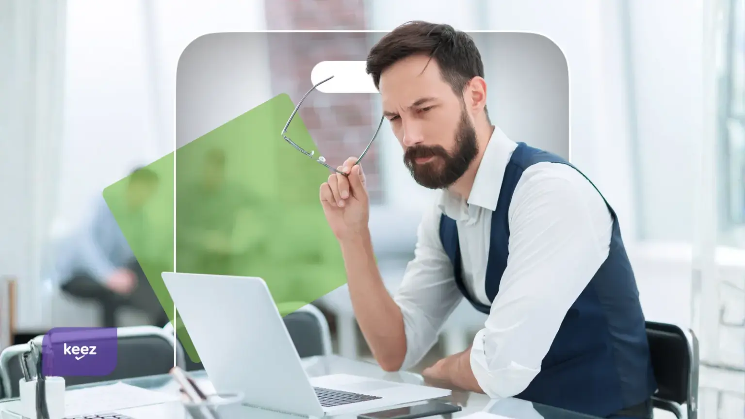 Antreprenor verificând facturi fictive în e-Factura pe laptop
