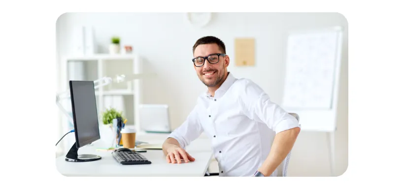 Antreprenor zâmbind la birou: externalizare contabilitate pentru firme mici