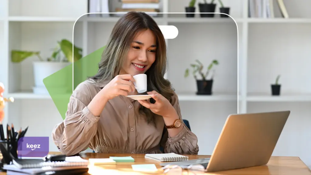 Raport de management personalizat: antreprenor care citește raportul cheltuielilor pe categorii, la birou, cu o cafea